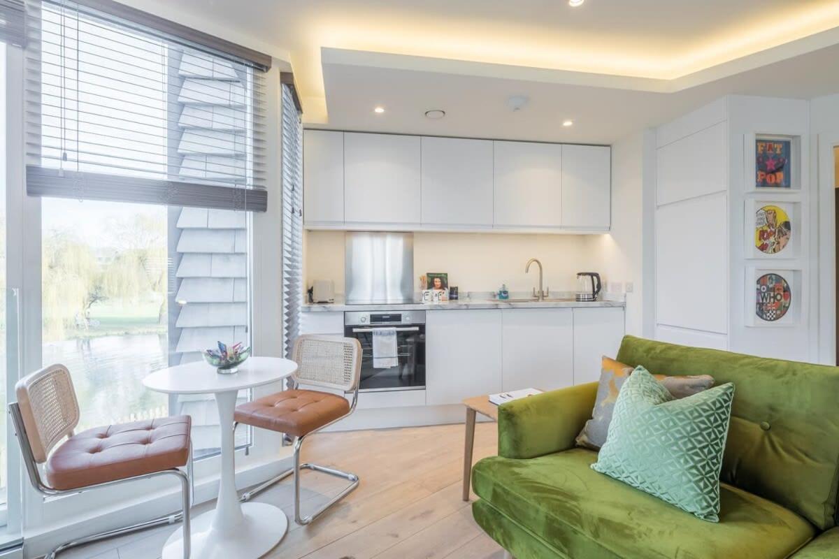 Luxurious Central With Balcony Apartment *