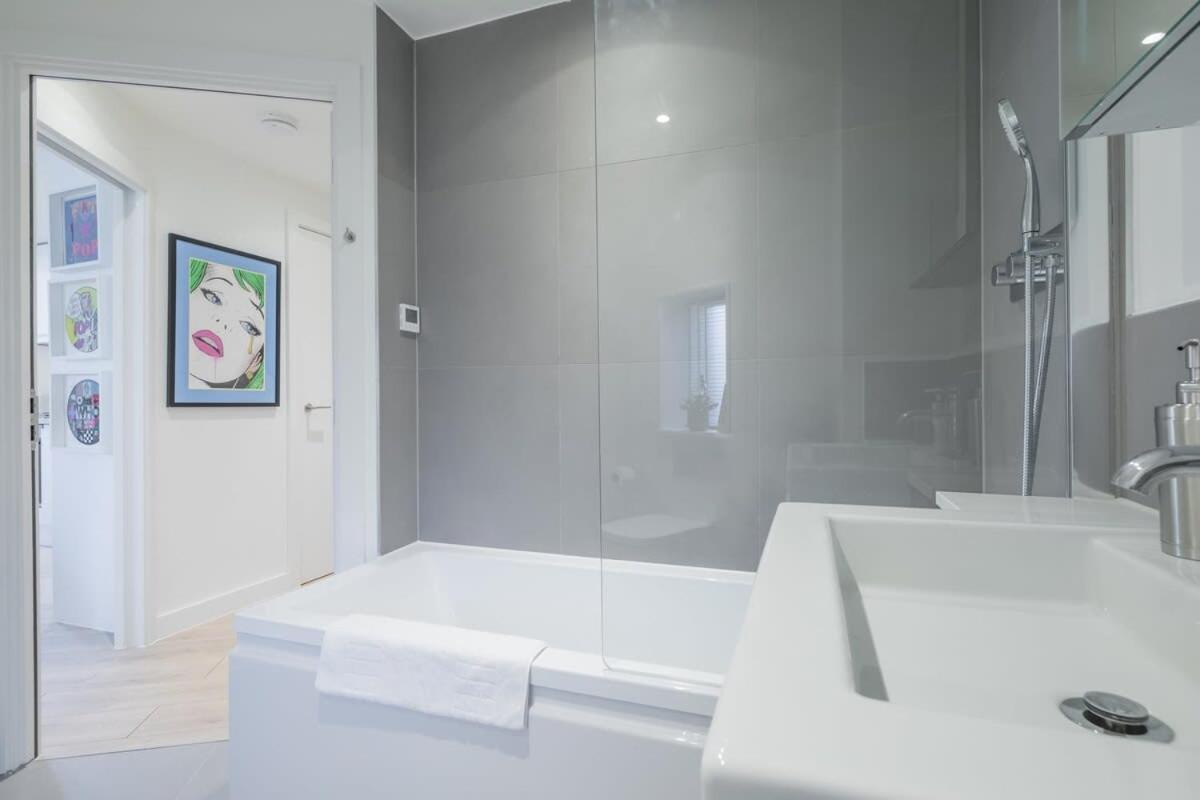 Luxurious Central With Balcony Apartment *